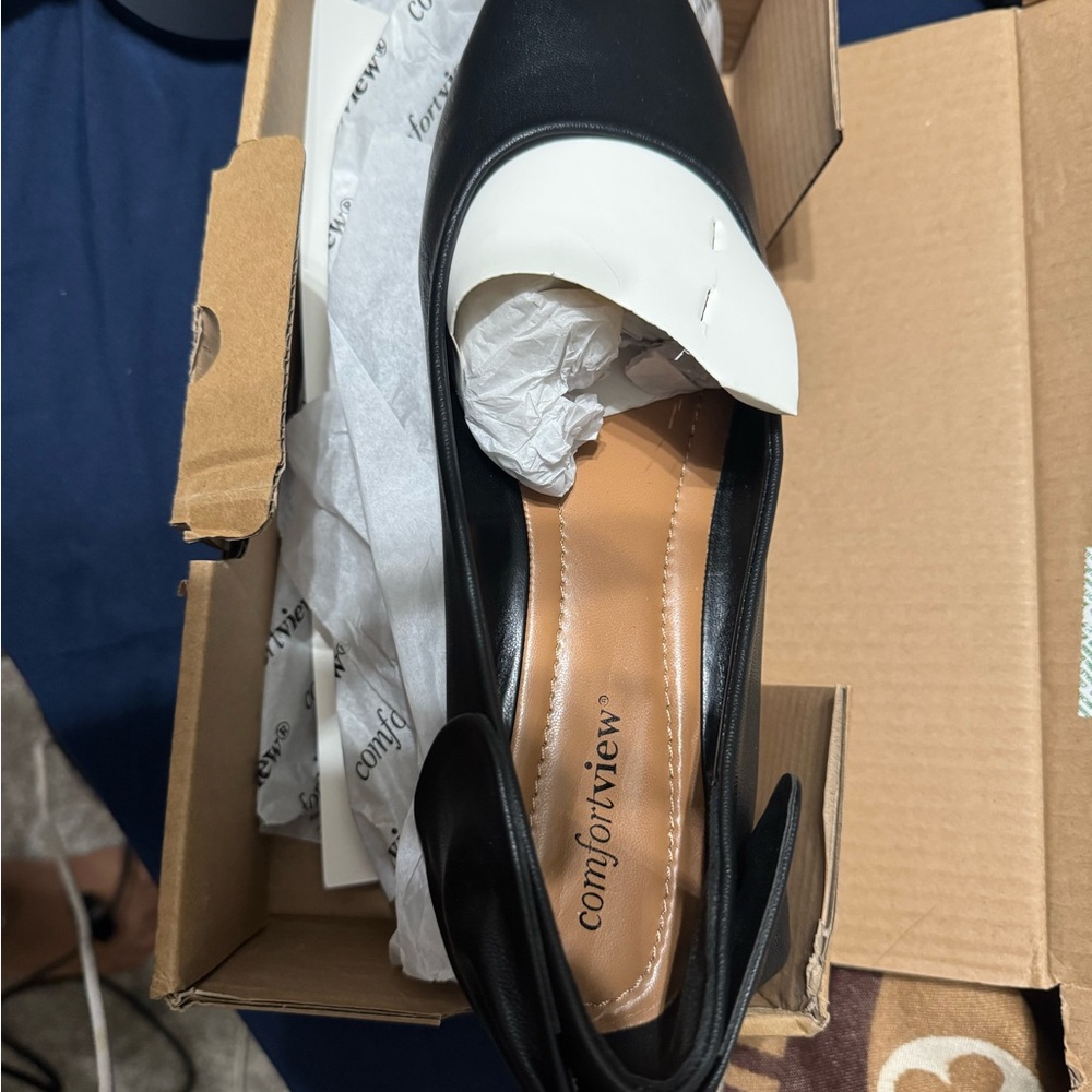 NWT Comfortview Black Flats